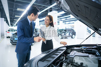 汽車(chē)銷(xiāo)售服務(wù)人員的專業(yè)介紹技巧